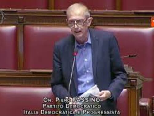 Fassino mostra in Aula cedolino: “4718 euro al mese non è stipendio d'oro”
