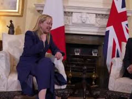 Meloni incontra Sunak e passa dall'inglese all'italiano: Contenta di essere qui, pero i'm italian