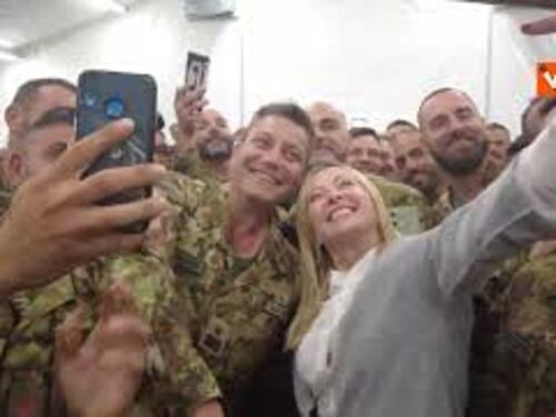 Meloni visita la base di Camp Adazi, in Lettonia. Ecco i selfie con i militari e l'applauso