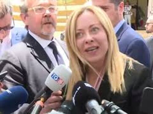 Meloni posa in foto con i cronisti dopo il punto stampa in Etiopia