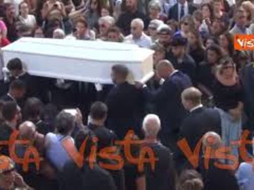 Funerali Giovanbattista Cutolo, il lungo applauso in chiesa