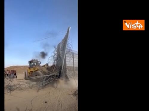 Israele, bulldozer palestinese rimuove muro di separazione con striscia di Gaza
