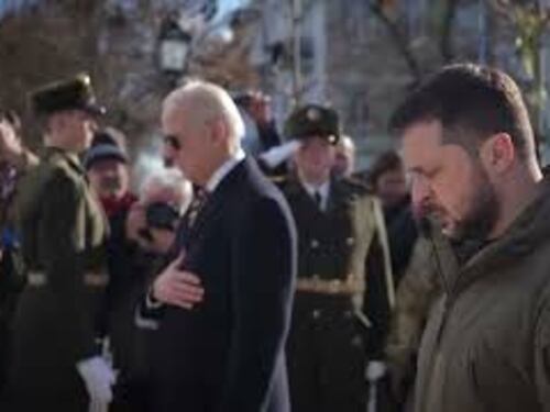 Zelensky e Biden visitano Monastero San Michele a Kiev, poi depongono fiori al Memoriale caduti