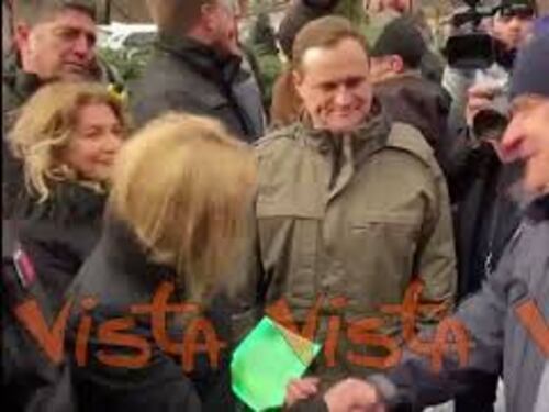 Meloni firma bandiera di Irpin "At your side!"