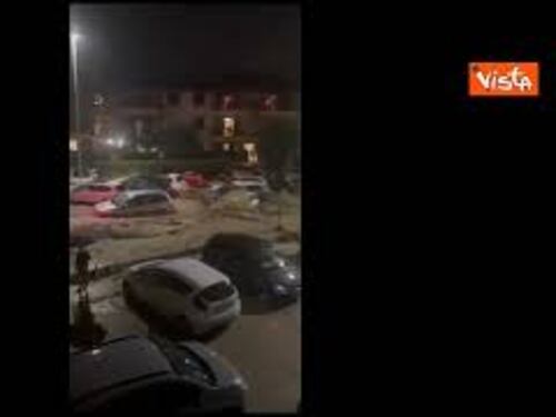 Alluvione in Toscana, auto trascinate via dall'acqua