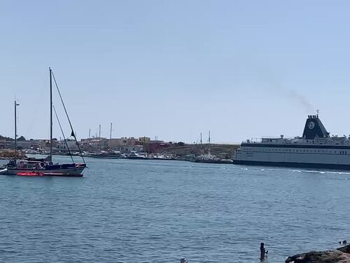 L'ong a Lampedusa prima di caricare i migranti al largo
