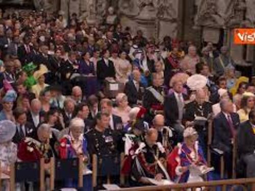 Incoronazione Carlo III, Harry seduto in terza fila tra i cugini