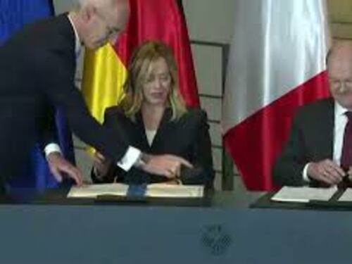 Meloni e Scholz siglano il piano d'azione Italia-Germania, il momento della firma a Berlino