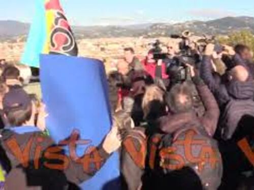 Free Europe a Firenze, i "contro manifestanti" cantano "Bella Ciao" a piazzale Michelangelo