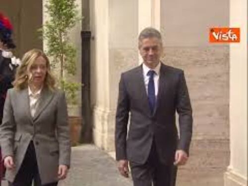 Meloni e il Primo Ministro Golob a Palazzo Chigi, siparietto tra i due per la stretta di mano