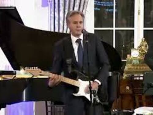 Blinken suona la chitarra e canta a un'iniziativa di diplomazia musicale