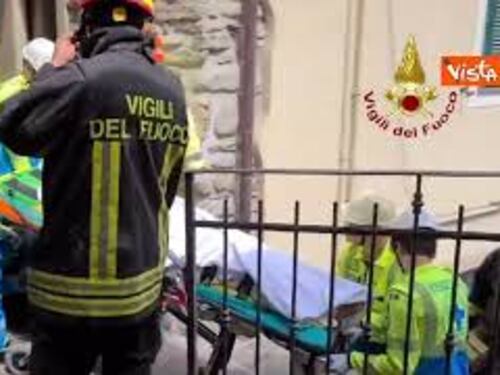 L'estrazione della persona rimasta sotto le macerie della palazzina crollata in provincia di Imperia