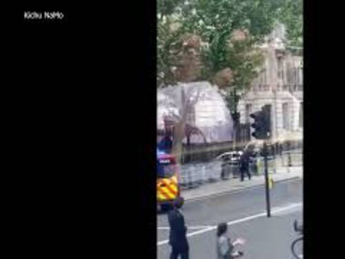 Auto contro i cancelli di Downing Street, le immagini