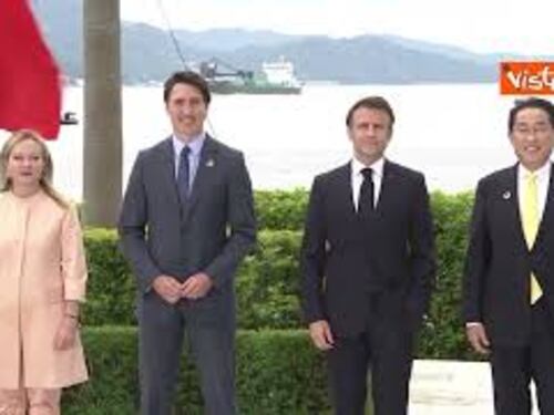 I leader del G7 posano per la foto al vertice del Giappone