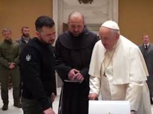 Zelensky incontra Papa Francesco, il Pontefice gli dona un ramoscello d'ulivo