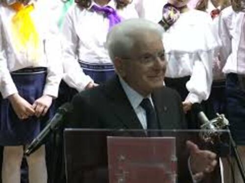 Mattarella incontra gli studenti a Parigi: Scuola solo per ricchi non è una scuola