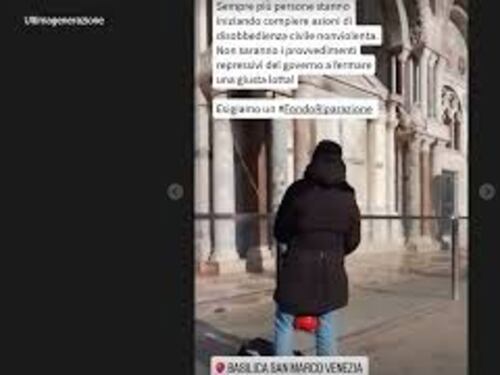 Attivisti per il clima sparano fango contro la Basilica di San Marco a Venezia