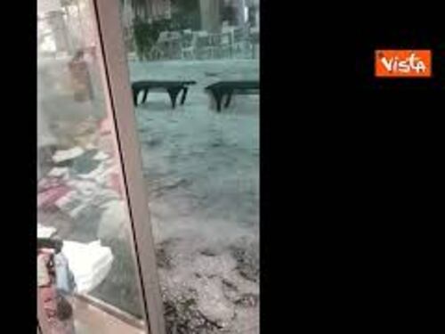 Un fiume di ghiaccio lungo le strade di Seregno dopo la violenta grandinata, le immagini
