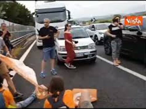 Attivisti di Ultima Generazione bloccano A1 in direzione Roma