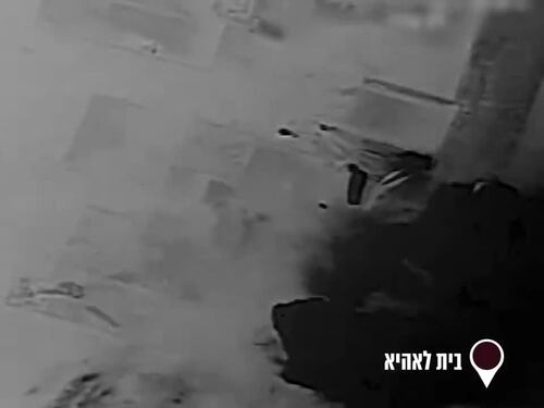 Gli attacchi notturni dell'aviazione israeliana su Gaza: "Colpiti 500 obiettivi strategici"