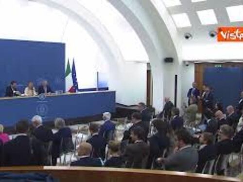 Meloni scherza: "Ministro Giorgetti è scappato. Tajani aggiunge: "Speriamo non con la cassa"
