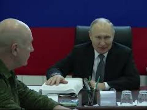 Putin in visita a base militare russa a Kherson regala icona ai soldati per la Pasqua ortodossa