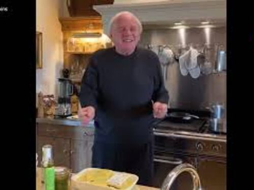 Anthony Hopkins balla mentre cucina, il video postato sui social