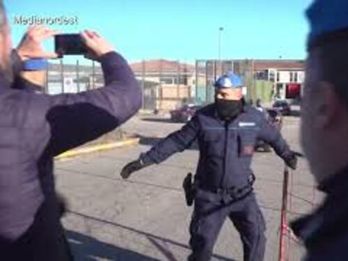 L'arrivo di Filippo Turetta in Italia, trasferito in carcere dopo l'atterraggio, ecco le immagini