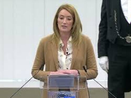 Metsola: "Europa al fianco dell'Ucraina, non guarderemo dall'altra parte"