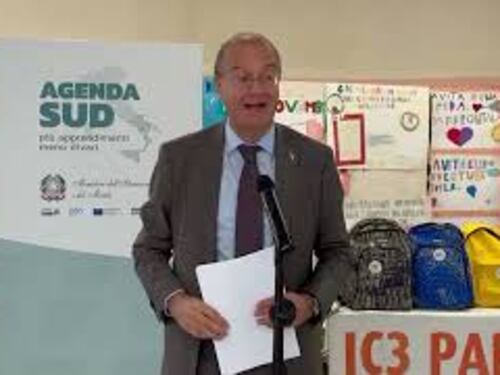 Valditara a Caivano mostra zaini e materiale scolastico che verranno consegnati a tutti gli studenti