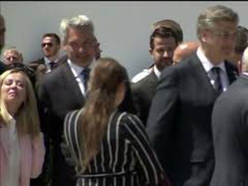 Il caloroso abbraccio del Premier albanese Rama a Meloni in Moldova