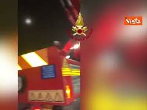 Forte vento nelle Marche, rimozione di un albero caduto con l'autogru dei Vigili del fuoco