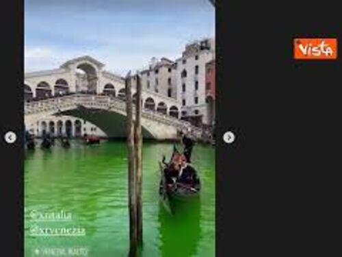 Blitz di "Extinction Rebellion", Canal Grande a Venezia si colora di verde