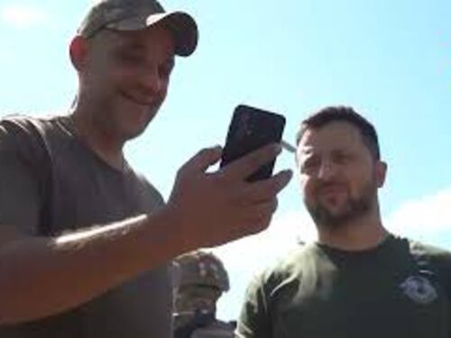 Zelensky, selfie e autografi a Donetsk