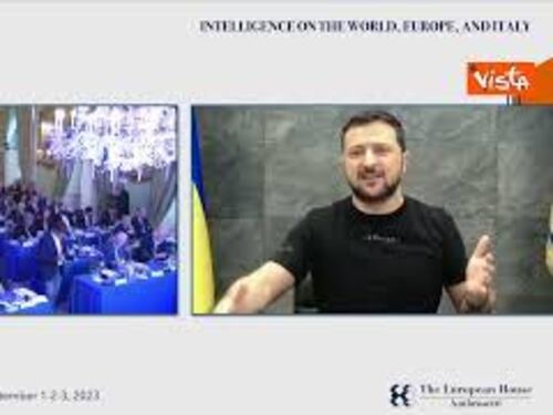 Zelensky collegato con Cernobbio: "Bombardandoci la Russia dimostra i suoi crimini contro l'umanità"