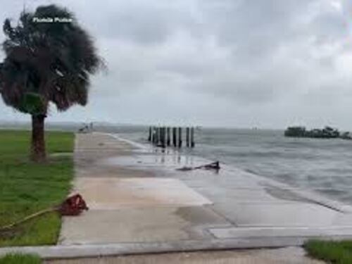 L'uragano Idalia arriva in Florida, ecco le strade allagate a Sarasota