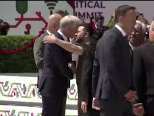 Zelensky parla con i leader europei dopo la foto di gruppo al vertice in Moldova