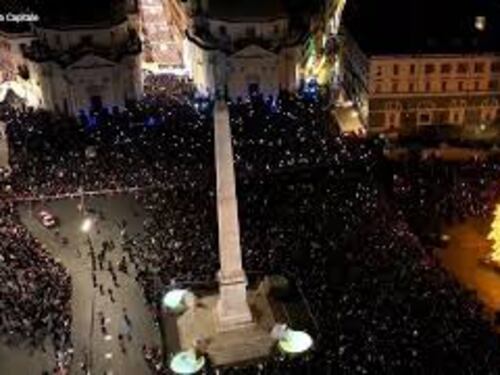 Ecco l'accensione dell'albero di Natale a piazza del Popolo a Roma