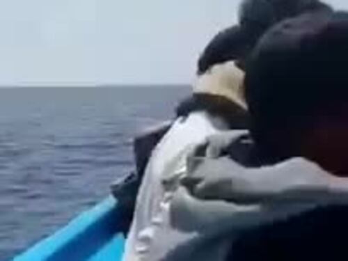 Migranti, il barcone incrocia la Guardia costiera