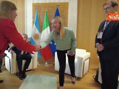 Meloni incontra Presidente Argentina Fernandez per un bilaterale al summit Ue-Celac a Bruxelles