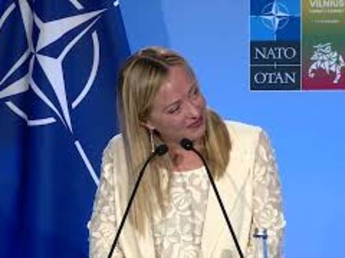 Meloni sui tacchi alti al vertice Nato, il fuorionda della premier: "Mi fanno malissimo i piedi"