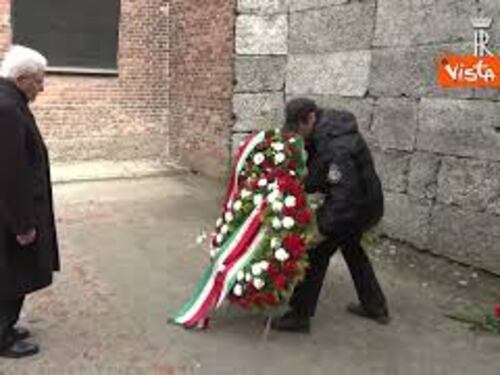 Mattarella ha deposto una corona ad Auschwitz, le immagini