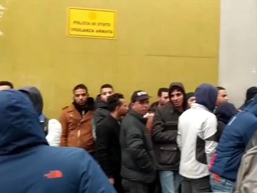 Coda all'ufficio immigrazione di Milano: centinaia ogni giorno i richiedenti asilo