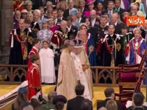 Kate Middleton con orecchini di Lady Diana e collana di Elisabetta all'incoronazione di Carlo III