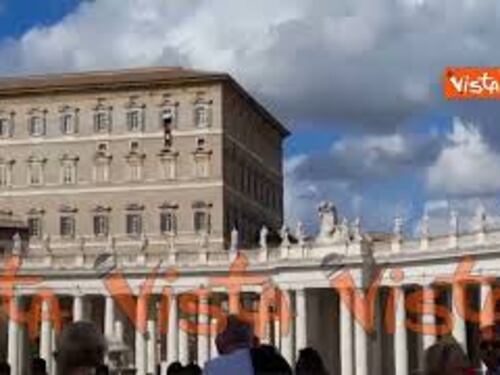 Papa Francesco: "Buon pranzo, pregate per me". L'applauso dei fedeli in piazza San Pietro