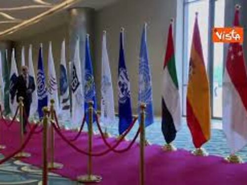 Scholz al G20 in India. Il cancelliere indossa una benda sull'occhio a causa di una caduta