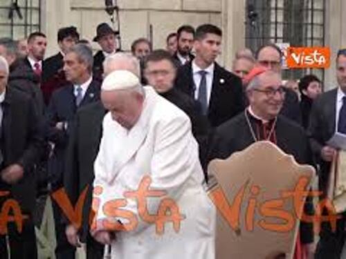 L’arrivo di Papa Francesco a Piazza di Spagna per la preghiera all’Immacolata