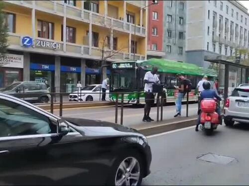 Un tir blocca i tram nel centro di Milano