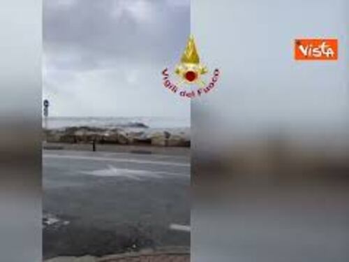 Marina di Pisa colpita da una mareggiata, strade allagate e raffiche di vento a 112km/h