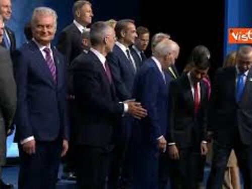 Vertice Nato, i leader posano per la foto di gruppo
